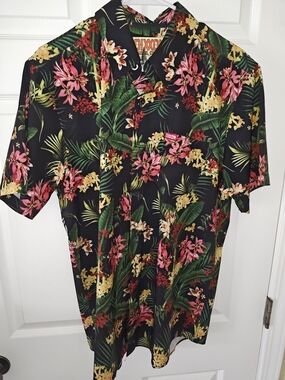 Dixxon Gili Party Shirt in men’s size Medium. Excellent condition